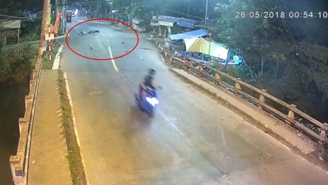 Bị xe máy chạy tốc độ bàn thờ tông rớt cầu tử vong - Ảnh 3. Bị xe máy chạy tốc độ bàn thờ tông rớt cầu tử vong - Ảnh 3.