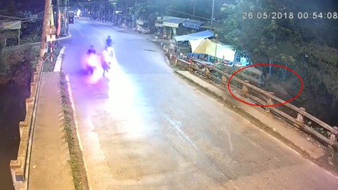 Bị xe máy chạy tốc độ bàn thờ tông rớt cầu tử vong - Ảnh 2. Bị xe máy chạy tốc độ bàn thờ tông rớt cầu tử vong - Ảnh 2.
