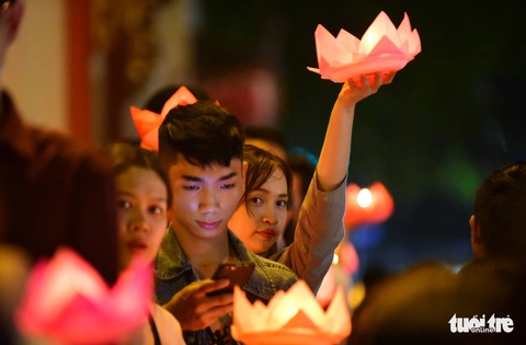 Biển người chen chân thả hoa đăng trên kênh Nhiêu Lộc trong đêm Phật đản - Ảnh 4. Biển người chen chân thả hoa đăng trên kênh Nhiêu Lộc trong đêm Phật đản - Ảnh 4.