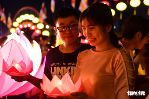 Biển người chen chân thả hoa đăng trên kênh Nhiêu Lộc trong đêm Phật đản - Ảnh 11. Biển người chen chân thả hoa đăng trên kênh Nhiêu Lộc trong đêm Phật đản - Ảnh 11.