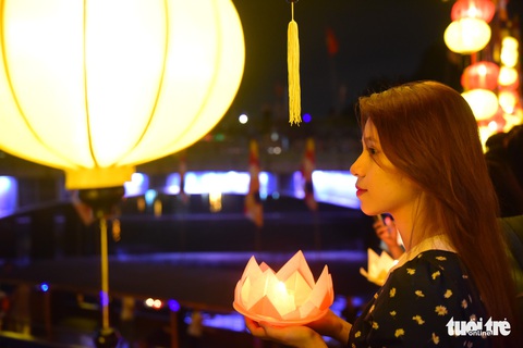 Biển người chen chân thả hoa đăng trên kênh Nhiêu Lộc trong đêm Phật đản - Ảnh 13. Biển người chen chân thả hoa đăng trên kênh Nhiêu Lộc trong đêm Phật đản - Ảnh 13.