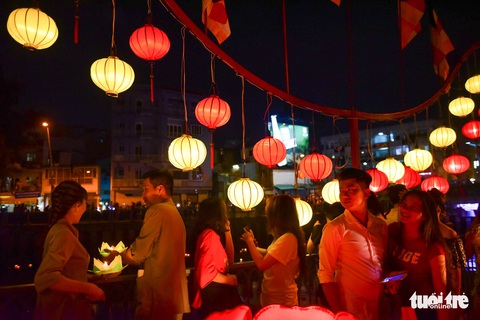 Biển người chen chân thả hoa đăng trên kênh Nhiêu Lộc trong đêm Phật đản - Ảnh 16. Biển người chen chân thả hoa đăng trên kênh Nhiêu Lộc trong đêm Phật đản - Ảnh 16.
