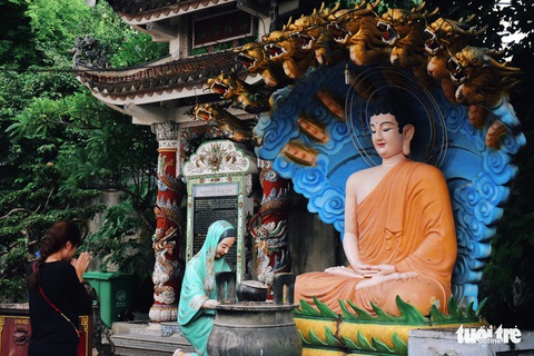 Mùa Phật Đản đi lễ chùa Một Cột tại Sài Gòn - Ảnh 12. Mùa Phật Đản đi lễ chùa Một Cột tại Sài Gòn - Ảnh 12.