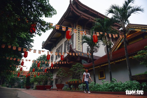 Mùa Phật Đản đi lễ chùa Một Cột tại Sài Gòn - Ảnh 13. Mùa Phật Đản đi lễ chùa Một Cột tại Sài Gòn - Ảnh 13.