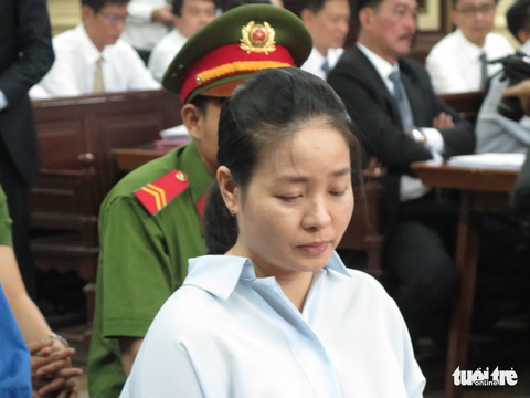 Lời nói sau cùng thấm đẫm nước mắt của các bị cáo trong vụ Hứa Thị Phấn - Ảnh 1. Lời nói sau cùng thấm đẫm nước mắt của các bị cáo trong vụ Hứa Thị Phấn - Ảnh 1.