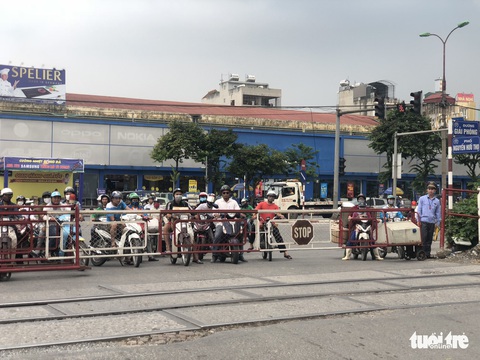 Nghề gác chắn tàu: Phận làm dâu ngàn họ - Ảnh 6. Nghề gác chắn tàu: Phận làm dâu ngàn họ - Ảnh 6.
