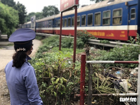 Nghề gác chắn tàu: Phận làm dâu ngàn họ - Ảnh 1. Nghề gác chắn tàu: Phận làm dâu ngàn họ - Ảnh 1.
