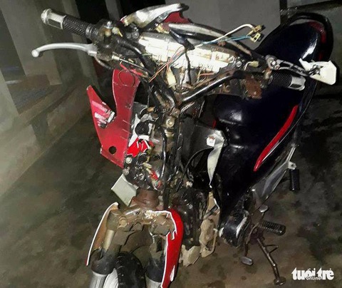 Khống chế trâu điên húc cả người lẫn xe trên quốc lộ 9 - Ảnh 1. Khống chế trâu điên húc cả người lẫn xe trên quốc lộ 9 - Ảnh 1.
