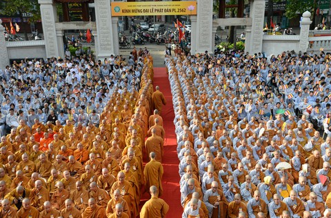 Hàng nghìn người dự Đại lễ Phật đản tại Việt Nam Quốc tự - Ảnh 3. Hàng nghìn người dự Đại lễ Phật đản tại Việt Nam Quốc tự - Ảnh 3.