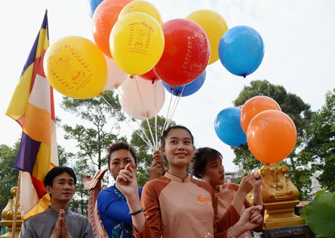 Hàng nghìn người dự Đại lễ Phật đản tại Việt Nam Quốc tự - Ảnh 8. Hàng nghìn người dự Đại lễ Phật đản tại Việt Nam Quốc tự - Ảnh 8.