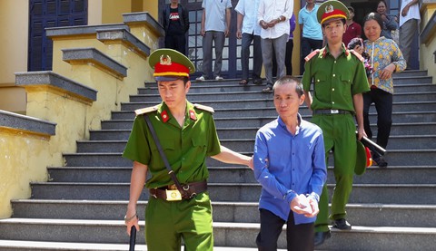 Hiếp bé gái 12 tuổi, chủ tịch hội nông dân xã lãnh 8 năm tù - Ảnh 1. Hiếp bé gái 12 tuổi, chủ tịch hội nông dân xã lãnh 8 năm tù - Ảnh 1.