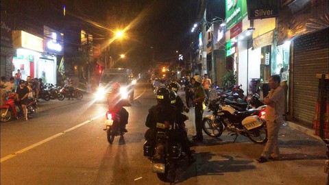 Bắt 2 nghi can cướp giật đâm người dân truy đuổi bị thương - Ảnh 1. Bắt 2 nghi can cướp giật đâm người dân truy đuổi bị thương - Ảnh 1.