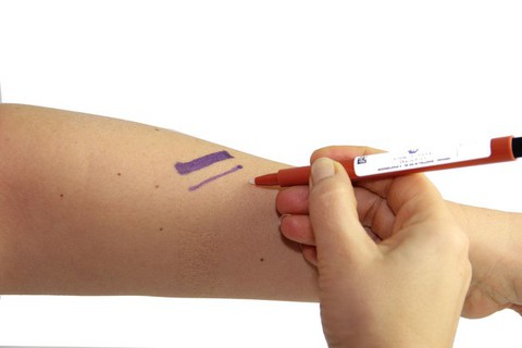 Mực dính trên tay rửa hoài không sạch, vì sao? - Ảnh 1. Mực dính trên tay rửa hoài không sạch, vì sao? - Ảnh 1.