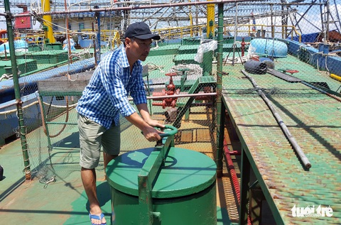 Xót xa tàu vỏ thép dịch vụ hậu cần nằm bờ - Ảnh 3. Xót xa tàu vỏ thép dịch vụ hậu cần nằm bờ - Ảnh 3.