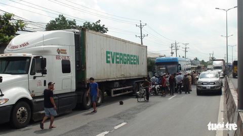 Xe khách tông container rồi cán hàng loạt xe máy, 5 người nhập viện - Ảnh 3. Xe khách tông container rồi cán hàng loạt xe máy, 5 người nhập viện - Ảnh 3.