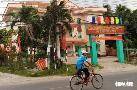 Kỷ luật phó chủ tịch thị trấn Ba Chúc xài bằng giả - Ảnh 1. Kỷ luật phó chủ tịch thị trấn Ba Chúc xài bằng giả - Ảnh 1.