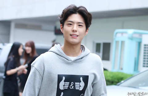 Song Hye Kyo sẽ cặp đôi cùng em trai Park Bo Gum? - Ảnh 2. Song Hye Kyo sẽ cặp đôi cùng em trai Park Bo Gum? - Ảnh 2.