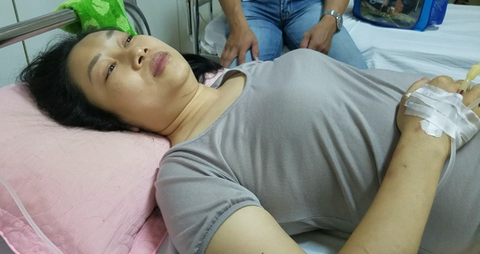 Phút hoảng loạn của nữ nhân viên bị kề dao bắt làm con tin - Ảnh 1. Phút hoảng loạn của nữ nhân viên bị kề dao bắt làm con tin - Ảnh 1.