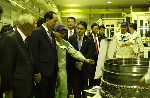 Chủ tịch nước thăm nhà máy sản xuất động cơ xe đua của Nhật - Ảnh 1. Chủ tịch nước thăm nhà máy sản xuất động cơ xe đua của Nhật - Ảnh 1.