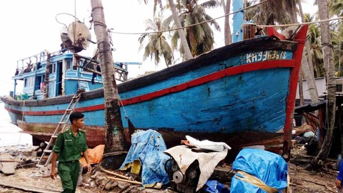 Tàu cá lật úp trên biển, 9 người được cứu sống - Ảnh 1. Tàu cá lật úp trên biển, 9 người được cứu sống - Ảnh 1.