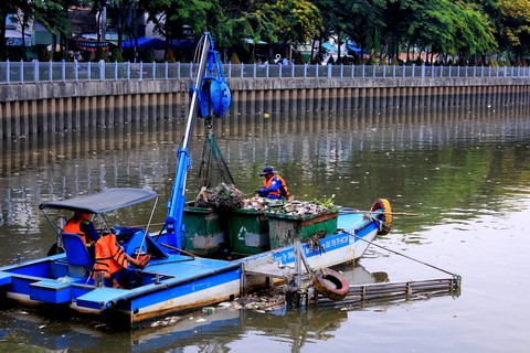 Cá chết nổi nhiều ở kênh Nhiêu Lộc - Thị Nghè - Ảnh 1. Cá chết nổi nhiều ở kênh Nhiêu Lộc - Thị Nghè - Ảnh 1.