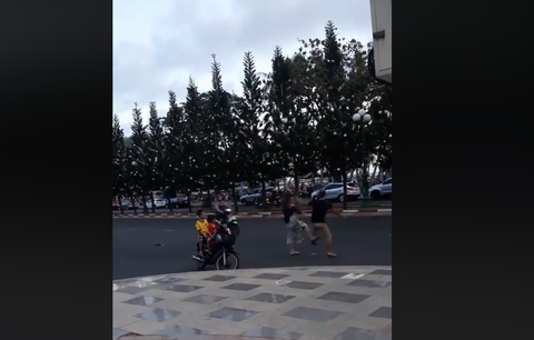 Người đàn ông đánh cô gái xếp re khi bị ông Tây lôi đi - Ảnh 2. Người đàn ông đánh cô gái xếp re khi bị ông Tây lôi đi - Ảnh 2.