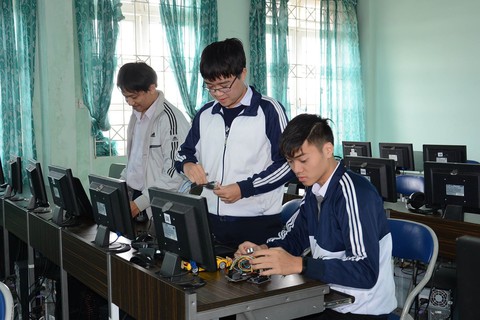 Học sinh lớp 11 chế tạo hệ thống trợ giúp lái xe an toàn - Ảnh 1. Học sinh lớp 11 chế tạo hệ thống trợ giúp lái xe an toàn - Ảnh 1.
