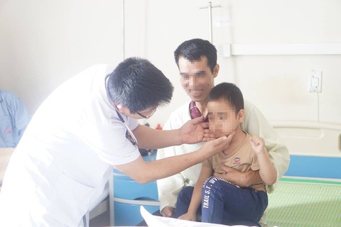 Tiêm 8 mũi corticoid, bé 5 tuổi mọc ria, ăn 4 bát cơm mỗi bữa - Ảnh 1. Tiêm 8 mũi corticoid, bé 5 tuổi mọc ria, ăn 4 bát cơm mỗi bữa - Ảnh 1.