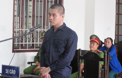 Tưới xăng đốt bạn gái gây thương tích 43% - Ảnh 1. Tưới xăng đốt bạn gái gây thương tích 43% - Ảnh 1.
