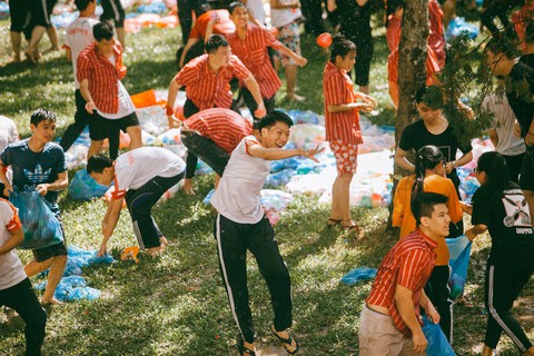 Đại chiến bóng nước ngày bế giảng của teen Kon Tum - Ảnh 4. Đại chiến bóng nước ngày bế giảng của teen Kon Tum - Ảnh 4.