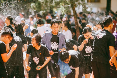 Đại chiến bóng nước ngày bế giảng của teen Kon Tum - Ảnh 3. Đại chiến bóng nước ngày bế giảng của teen Kon Tum - Ảnh 3.