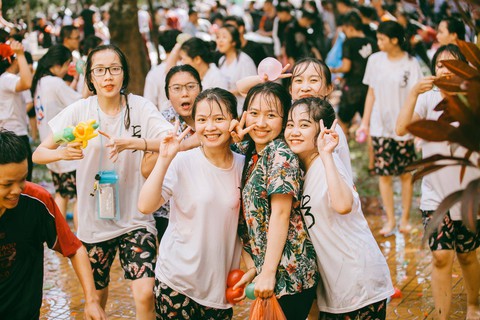Đại chiến bóng nước ngày bế giảng của teen Kon Tum - Ảnh 8. Đại chiến bóng nước ngày bế giảng của teen Kon Tum - Ảnh 8.