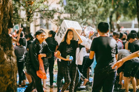 Đại chiến bóng nước ngày bế giảng của teen Kon Tum - Ảnh 9. Đại chiến bóng nước ngày bế giảng của teen Kon Tum - Ảnh 9.