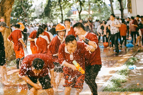 Đại chiến bóng nước ngày bế giảng của teen Kon Tum - Ảnh 11. Đại chiến bóng nước ngày bế giảng của teen Kon Tum - Ảnh 11.