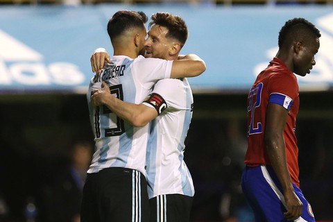 Argentina đè bẹp đội xếp hạng thua Việt Nam trước thềm World Cup - Ảnh 2. Argentina đè bẹp đội xếp hạng thua Việt Nam trước thềm World Cup - Ảnh 2.