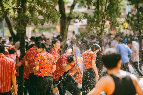 Đại chiến bóng nước ngày bế giảng của teen Kon Tum - Ảnh 12. Đại chiến bóng nước ngày bế giảng của teen Kon Tum - Ảnh 12.