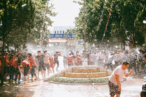 Đại chiến bóng nước ngày bế giảng của teen Kon Tum - Ảnh 15. Đại chiến bóng nước ngày bế giảng của teen Kon Tum - Ảnh 15.