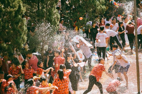 Đại chiến bóng nước ngày bế giảng của teen Kon Tum - Ảnh 17. Đại chiến bóng nước ngày bế giảng của teen Kon Tum - Ảnh 17.