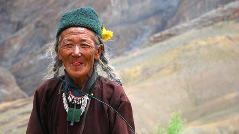 8 kiểu chào nhau kỳ lạ của người dân trên thế giới - Ảnh 1. 8 kiểu chào nhau kỳ lạ của người dân trên thế giới - Ảnh 1.
