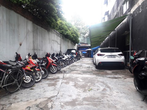 Dân chiếm hẻm làm bãi giữ xe, chủ tịch phường nói: đã xử phạt - Ảnh 1. Dân chiếm hẻm làm bãi giữ xe, chủ tịch phường nói: đã xử phạt - Ảnh 1.