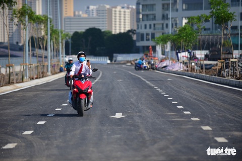 TP.HCM thông xe cầu qua đảo Kim Cương - Ảnh 12. TP.HCM thông xe cầu qua đảo Kim Cương - Ảnh 12.