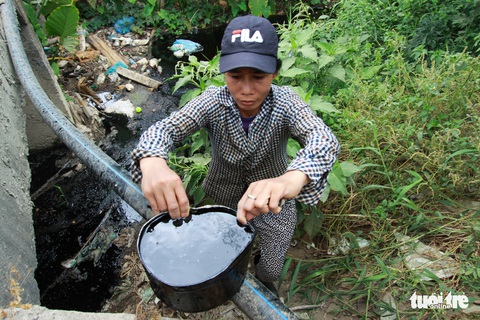 Đoạn kênh giữa khu dân cư bỗng thành kênh nhớt thải - Ảnh 2. Đoạn kênh giữa khu dân cư bỗng thành kênh nhớt thải - Ảnh 2.
