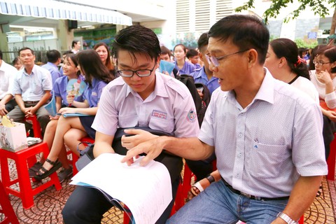 Học trò lớp 9 khóc cười chia tay thời cuối cấp - Ảnh 5. Học trò lớp 9 khóc cười chia tay thời cuối cấp - Ảnh 5.