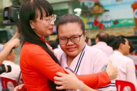 Học trò lớp 9 khóc cười chia tay thời cuối cấp - Ảnh 9. Học trò lớp 9 khóc cười chia tay thời cuối cấp - Ảnh 9.