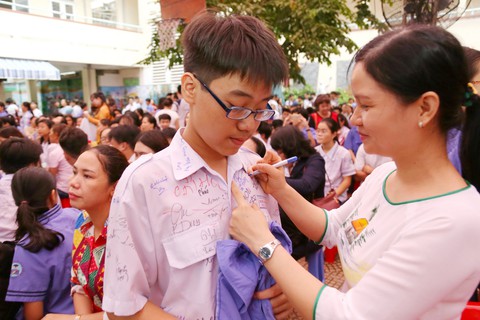 Học trò lớp 9 khóc cười chia tay thời cuối cấp - Ảnh 4. Học trò lớp 9 khóc cười chia tay thời cuối cấp - Ảnh 4.