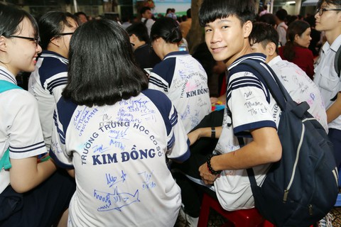 Học trò lớp 9 khóc cười chia tay thời cuối cấp - Ảnh 1. Học trò lớp 9 khóc cười chia tay thời cuối cấp - Ảnh 1.