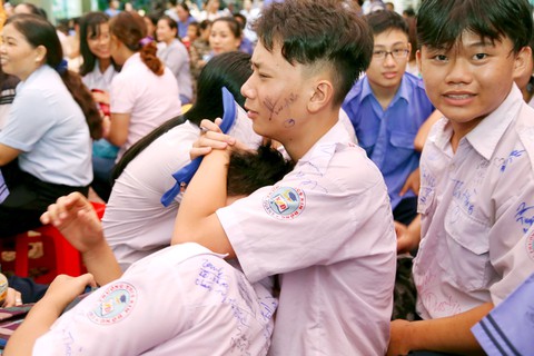 Học trò lớp 9 khóc cười chia tay thời cuối cấp - Ảnh 10. Học trò lớp 9 khóc cười chia tay thời cuối cấp - Ảnh 10.
