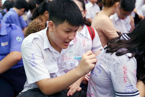 Học trò lớp 9 khóc cười chia tay thời cuối cấp - Ảnh 2. Học trò lớp 9 khóc cười chia tay thời cuối cấp - Ảnh 2.