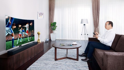 HLV Park Hang Seo chọn TV nào cho giải trí tại gia? - Ảnh 1. HLV Park Hang Seo chọn TV nào cho giải trí tại gia? - Ảnh 1.