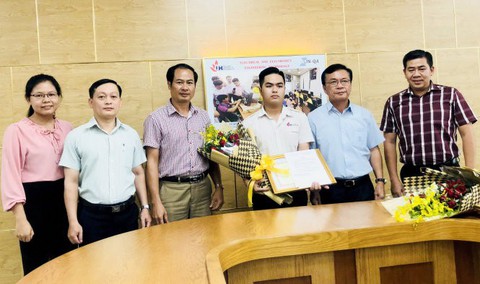 Khen thưởng hai sinh viên trong nhóm hiệp sĩ bắt cướp - Ảnh 1. Khen thưởng hai sinh viên trong nhóm hiệp sĩ bắt cướp - Ảnh 1.